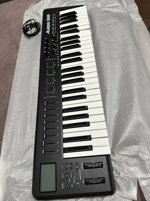 Міді-клавіатура Alesis QX49