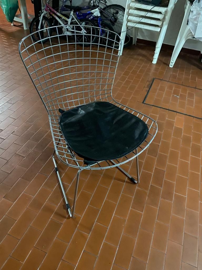 Cadeira em inox com tampo preto