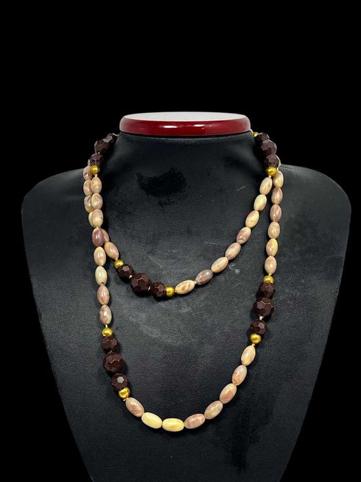 Korale ozdobne z syntetycznymi kamykami