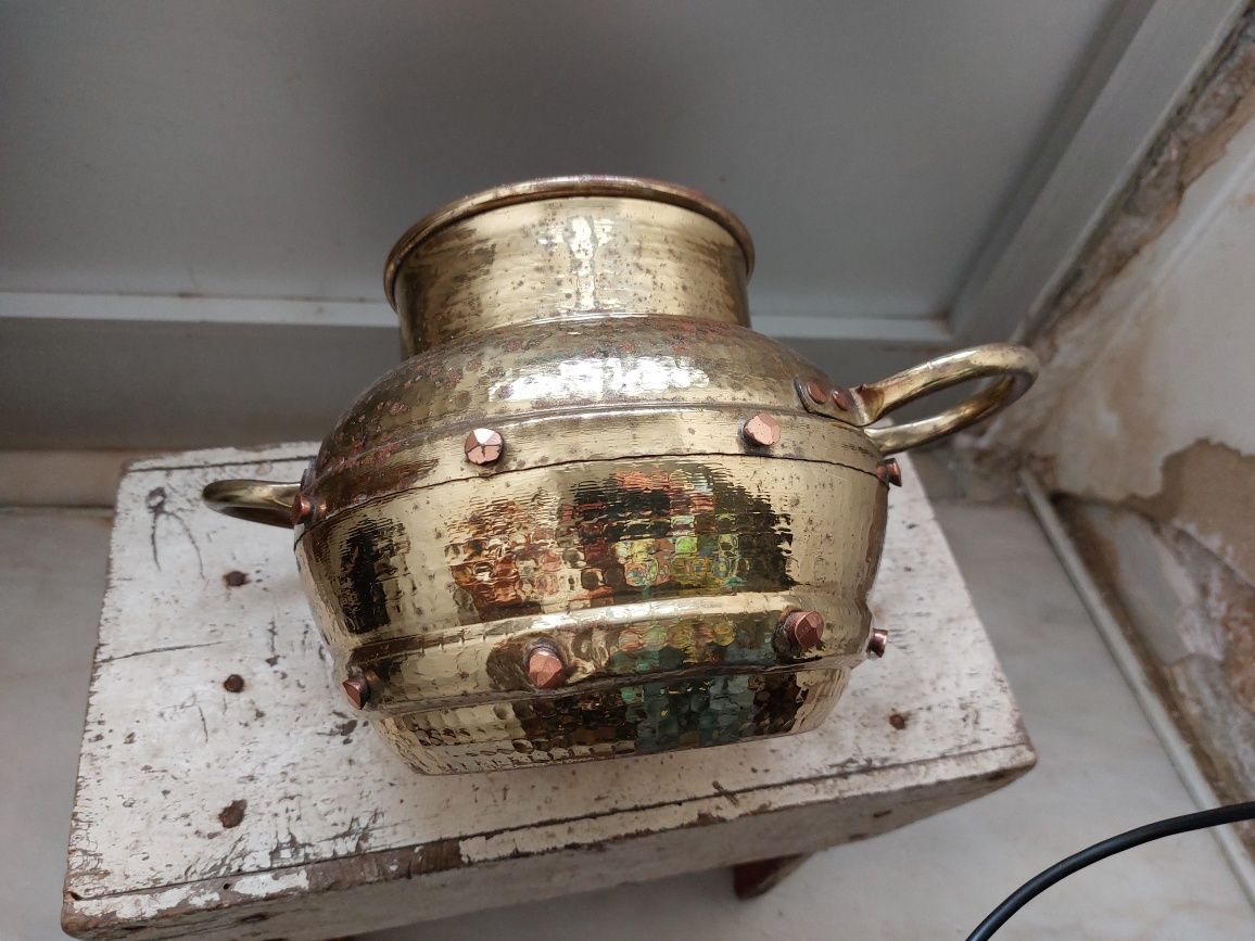 Vaso em latão com asas em ferro
