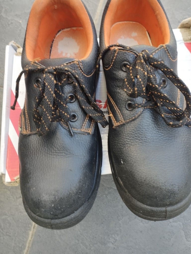 Sapatos de biqueira de aço 40