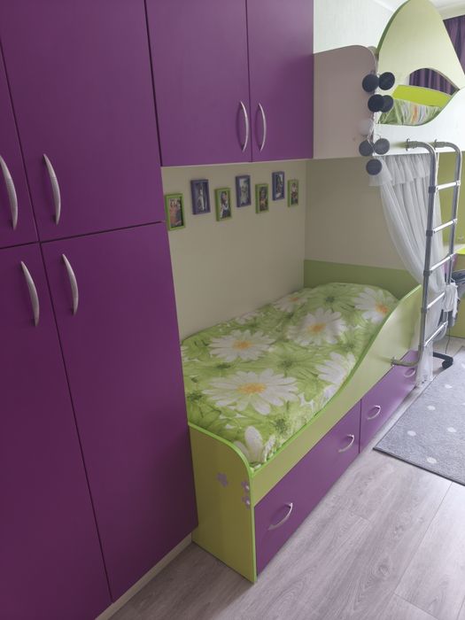 Меблі в дитячу кімнату (ліжка, шафа)