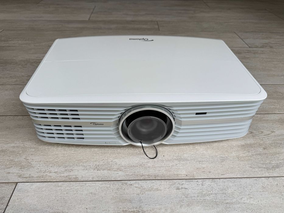 Идеальный 4К проектор для фильмов Optoma UHD60 4k  вместе с креплением