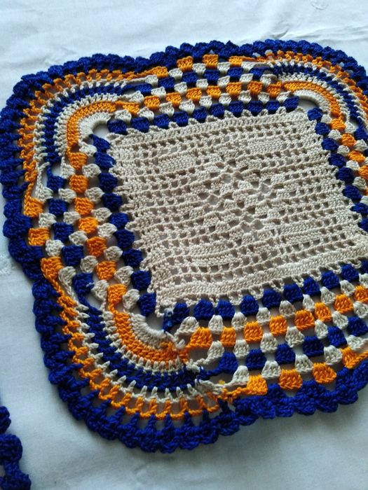 Zestaw serwetek robione na szydełku.