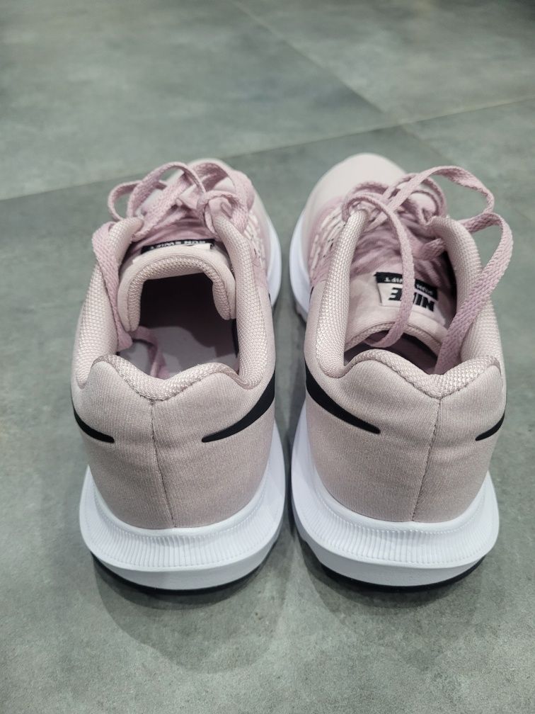 Buty damskie Nike 38,5 pudrowy roz
