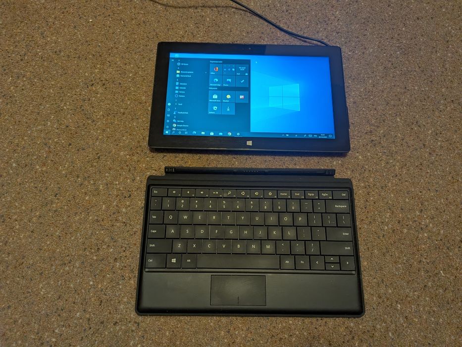 Prezent: Tablet Microsoft Surface 10,6” Intel Core i5 4 GB / 128 GB