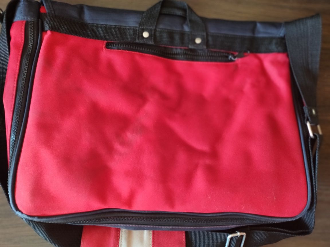 Czerwona torba na laptop