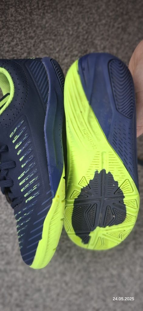 Tenisówki buty sportowe halówki Decathlon r. 35
