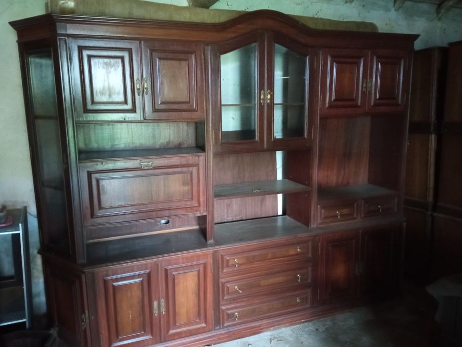 Móvel em mogno com portas de vidro e almofadas