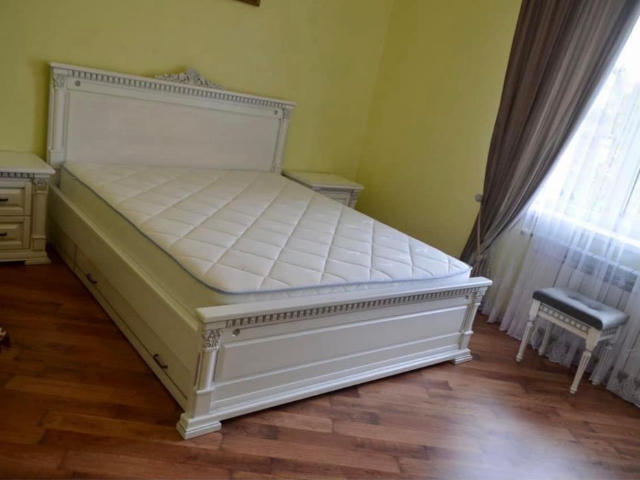 Ліжко з дерева ясен