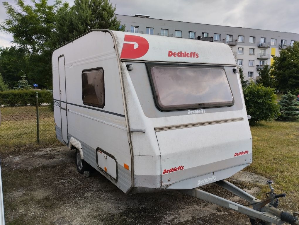 Przyczepa kempingowa dethfles z przedsionkiem i pokrowcem