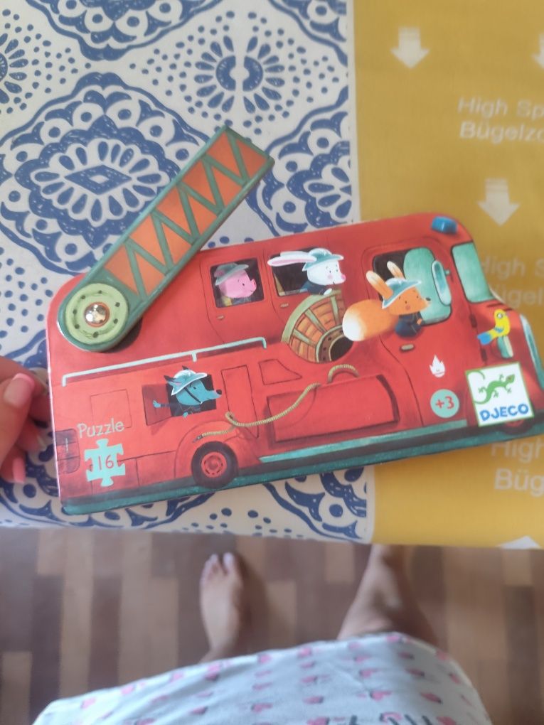 Vários puzzles infantis