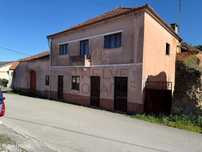 Moradia antiga em Leiria com terreno de cerca 1520m2, com duas fren...