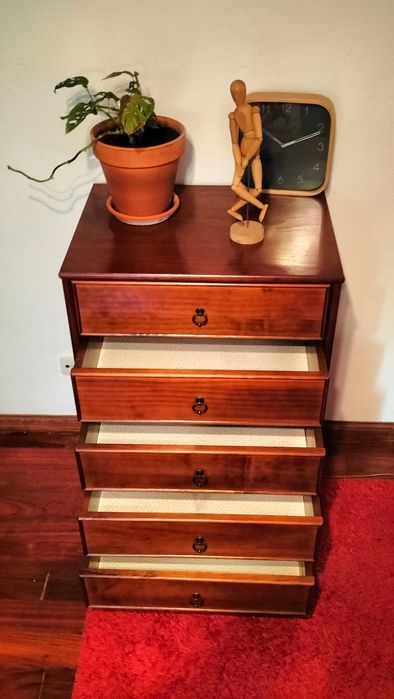 Cómoda clássica, madeira maciça alta e estreita (castanho avermelhado)