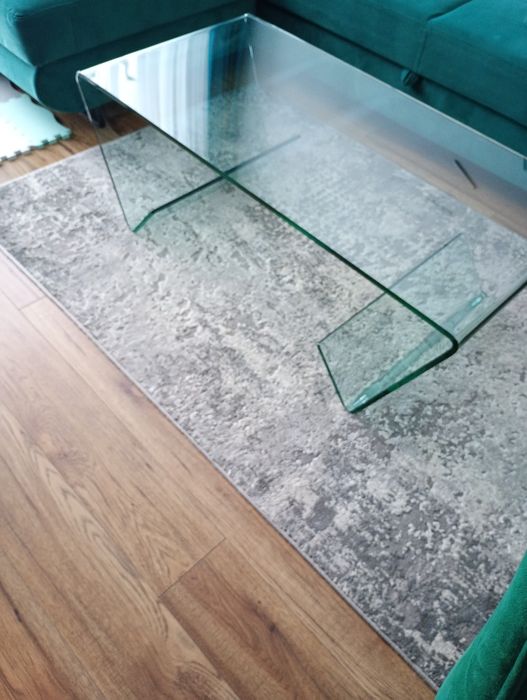 Przeźroczysty szklany stół