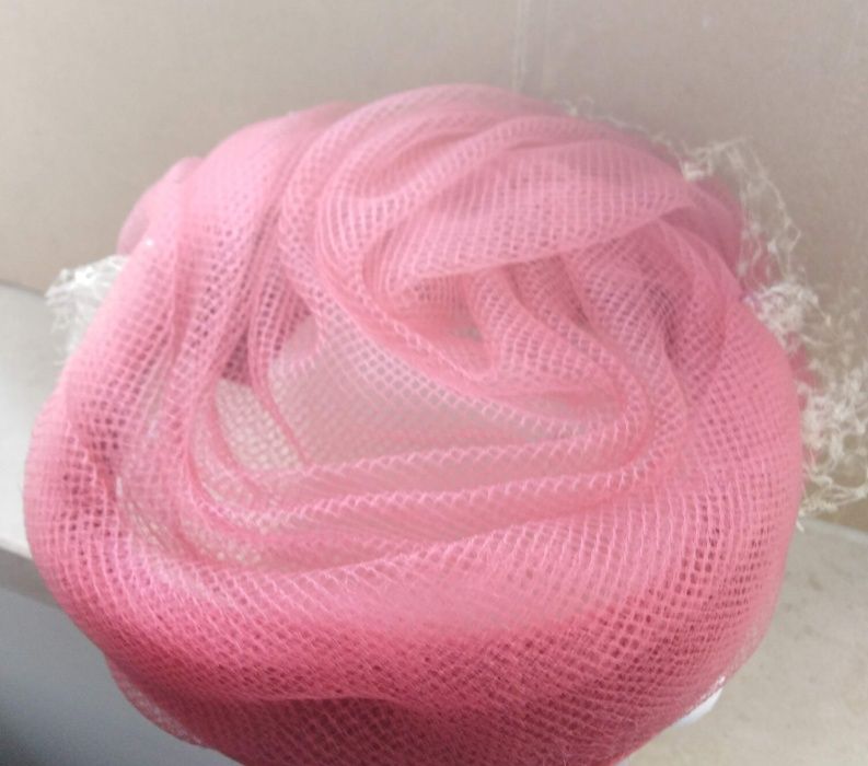 Chapéu de tule rosa com véu