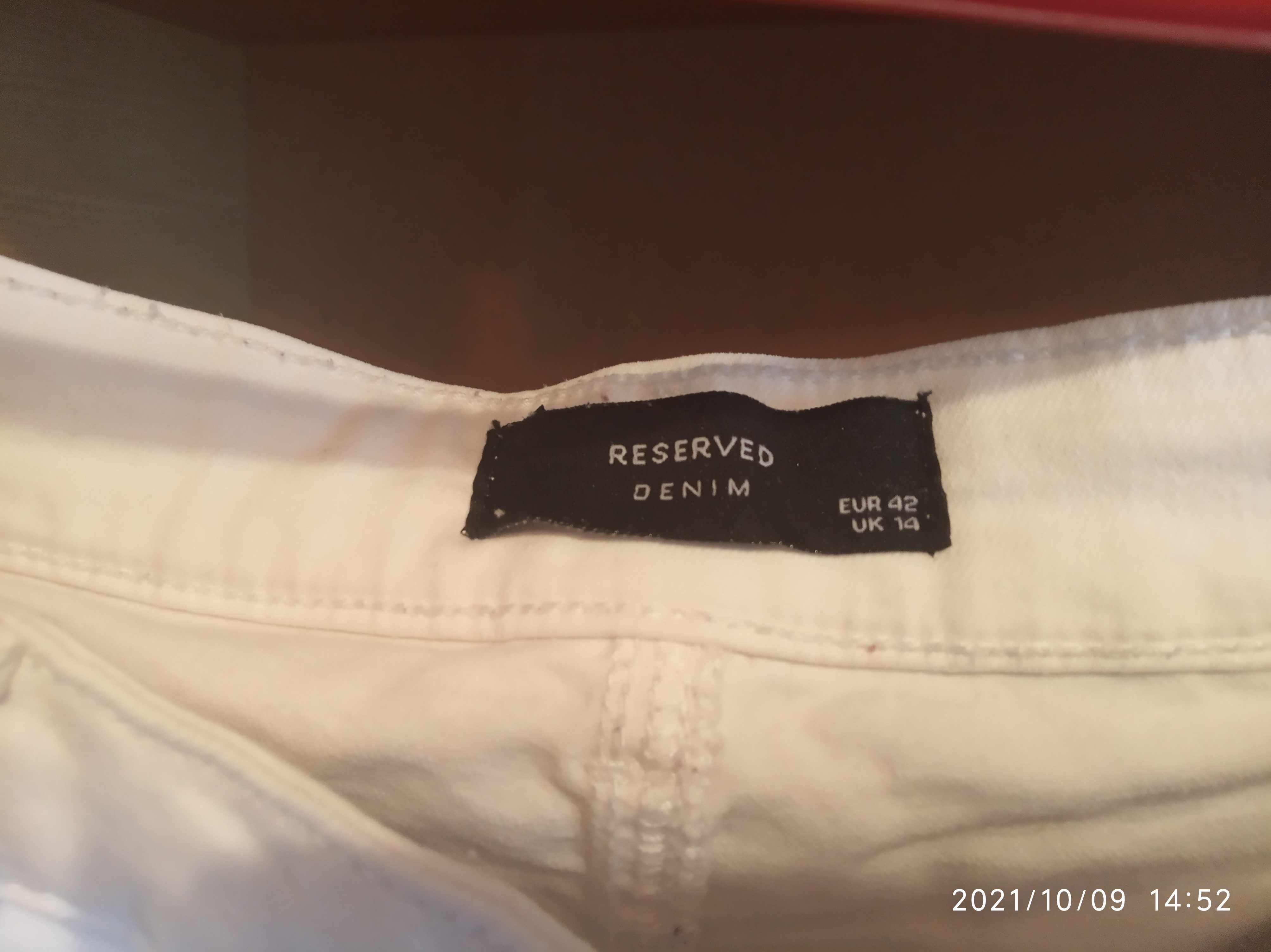 Продам брюки женские джинсовые белые х/б, размер европейский 42.