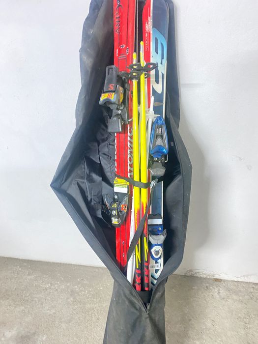 Skis e botas com luvas para ir a neve