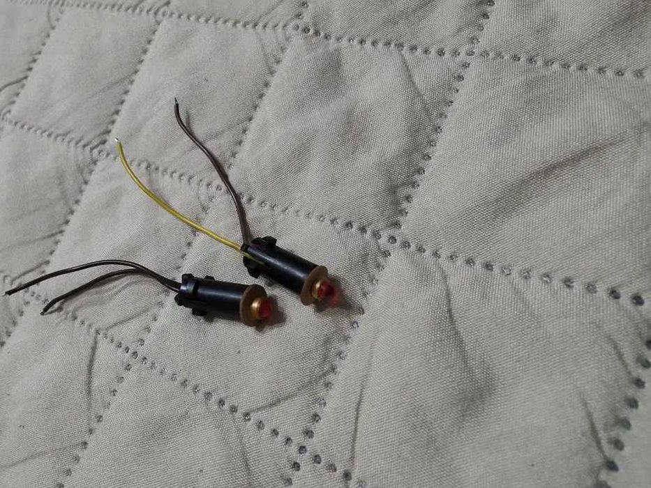 Radmor seria 5102 dioda czerwona z oprawką.