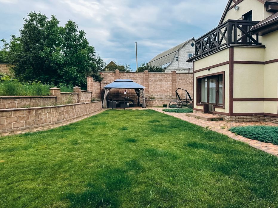 Продаж будинку з ремонтом. Центр. Велика ділянка. Озеро поруч.