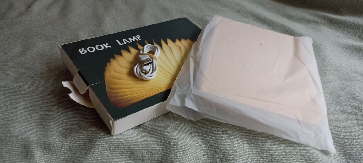 "Book Lamp'' przenośna lampka