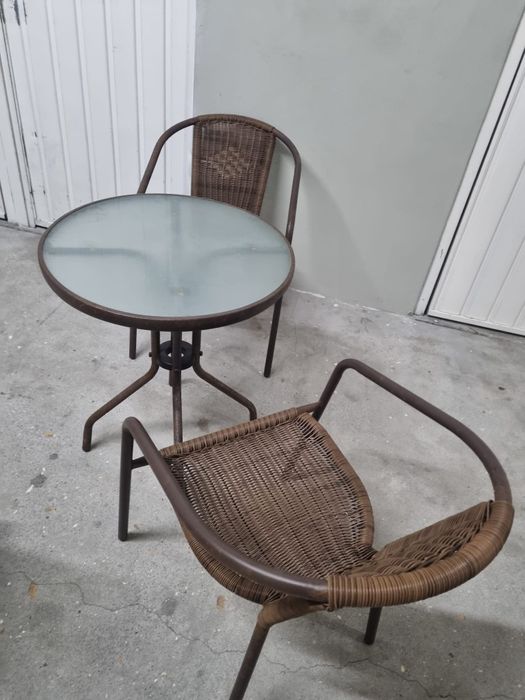 Mesa com duas cadeiras