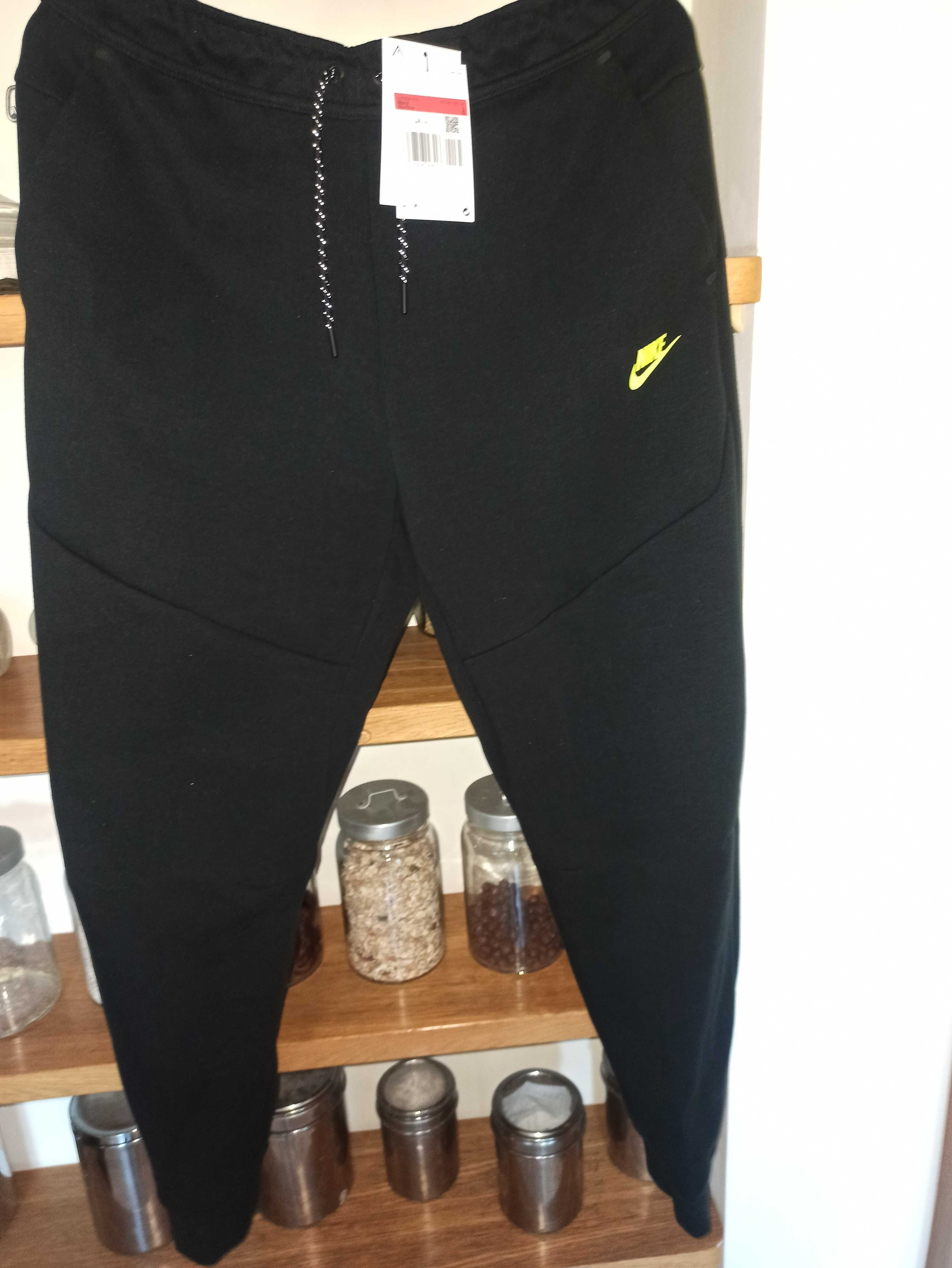 (roz. L) Nike Sportswear Tech Fleece Sweatpants Black/Volt DV0538,-010