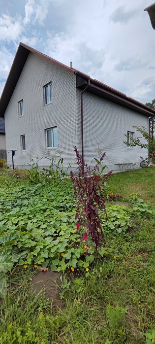 Новий двоповерховий цегляний будинок.4 кімнати.Гараж.10 соток землі