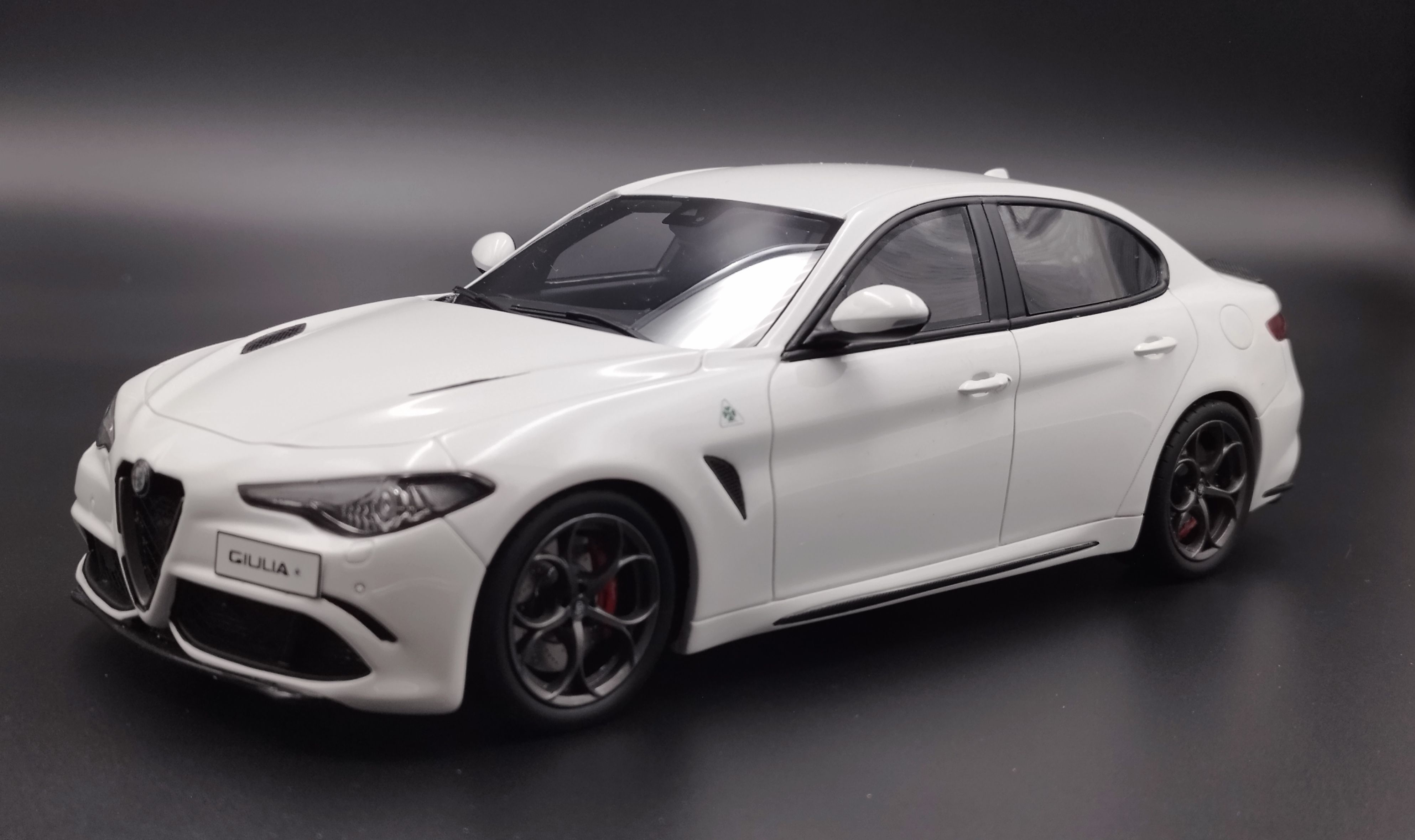 1:18 Otto Mobile 2019 Alfa Romeo Giulia Quadrifoglio - model 353z2500