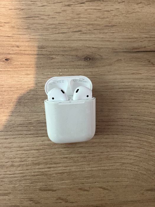 AirPods gen. 2. Prawa słuchawka gra trochę ciszej.