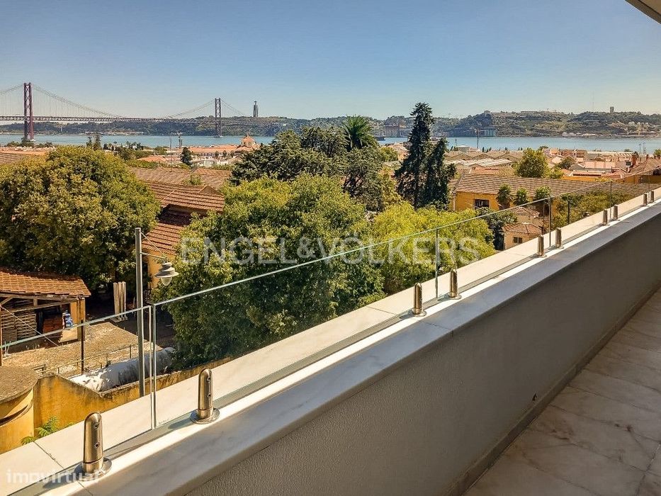 T2 de luxo com varanda e vista para o rio Tejo