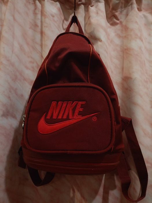 Винтажный рюкзак темно-красного цвета от Nike Vintageinvisibl