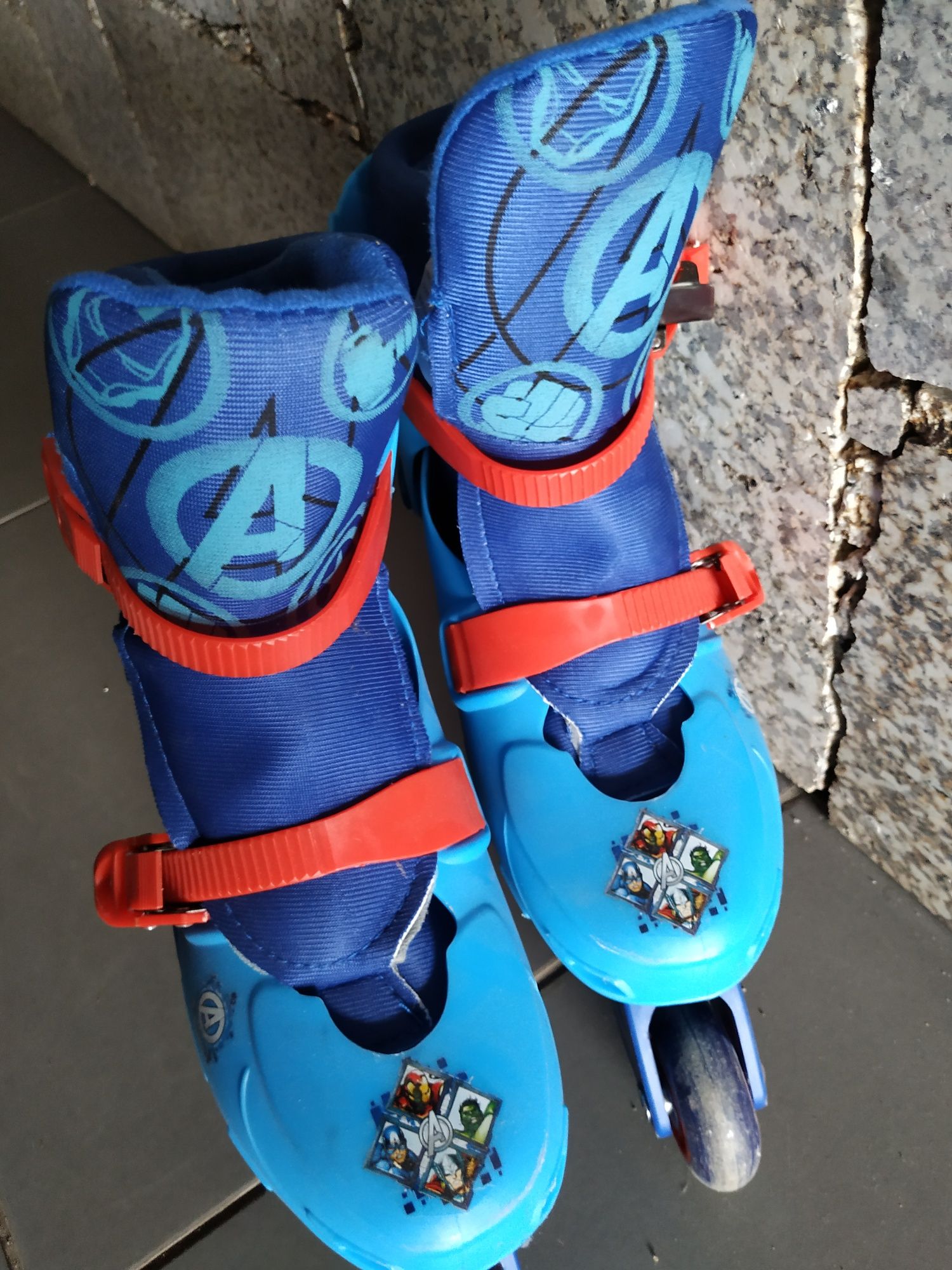 Par de patins de 4 rodas em linha Avengers