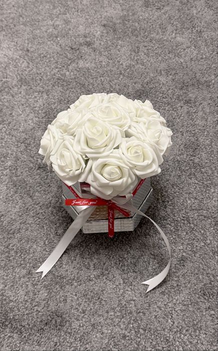 Flowerbox sztuczne kwiaty prezent dla niej gifts białe róże bukiet box