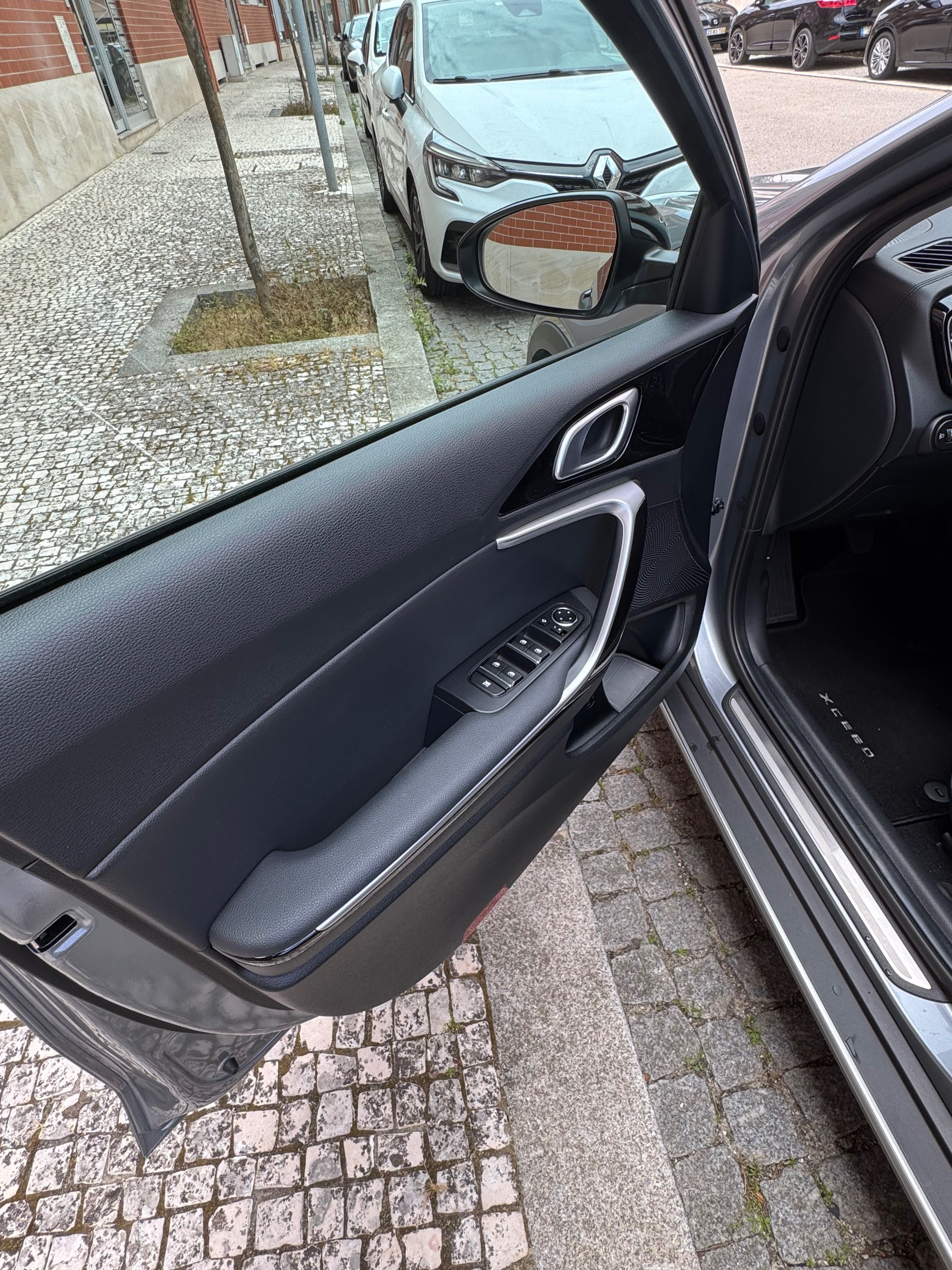 Kia XCeed 1.0 T-GDi Tech 2022 – SUV compacto em excelente estado!