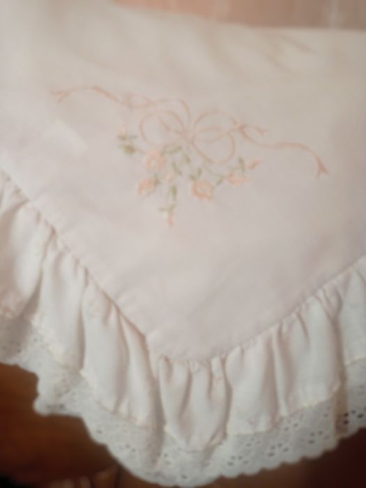 Наволочка з рюшами ,мереживом і вишивкою
