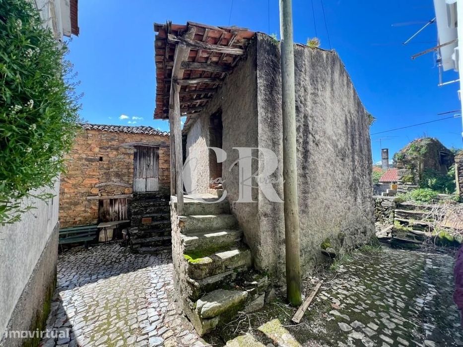 Casa em Pedra para renovar em Fontão Fundeiro - Figueiró dos Vinhos