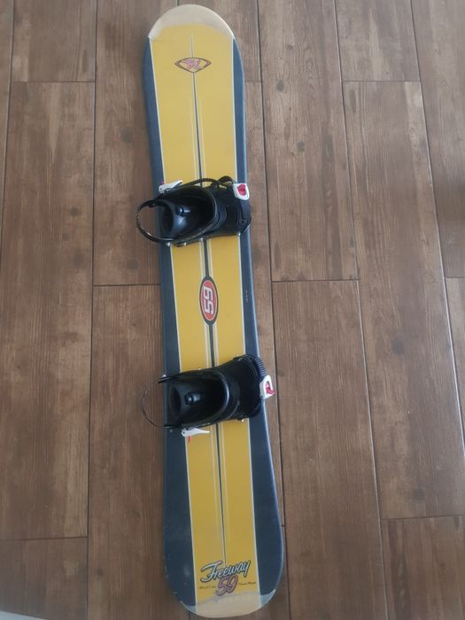 Snowboard z wiązaniami