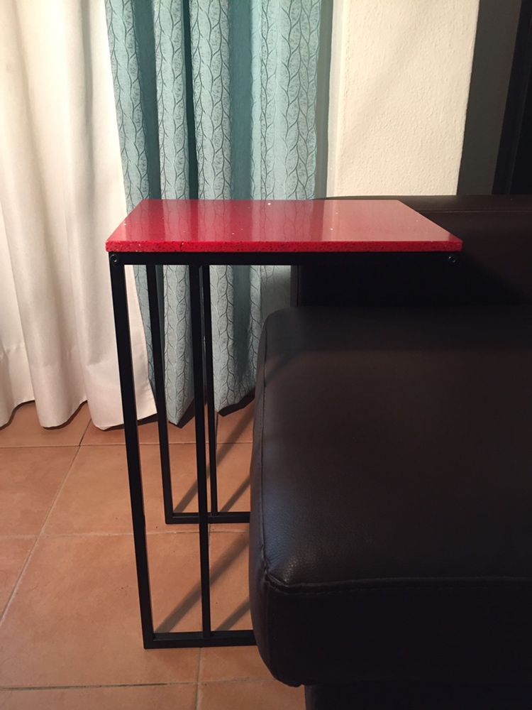 Mesa de apoio com tampo em silestone