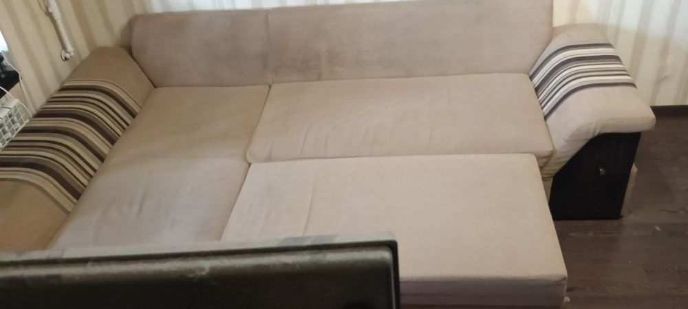 Диван угловой раскладной с баром и большим пуфом большой б/у