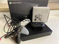 Продам Xbox one X 1 TB із 2 геймпади + кріпленя на стіну