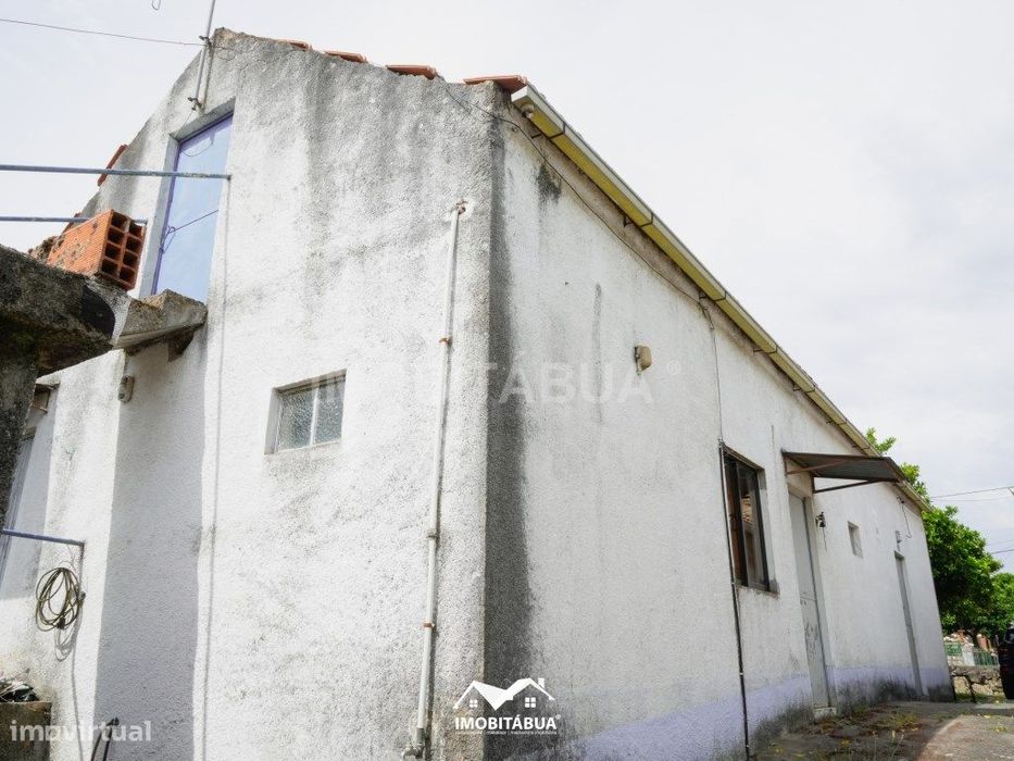 Moradia T2 com terreno, terraço e um anexo.