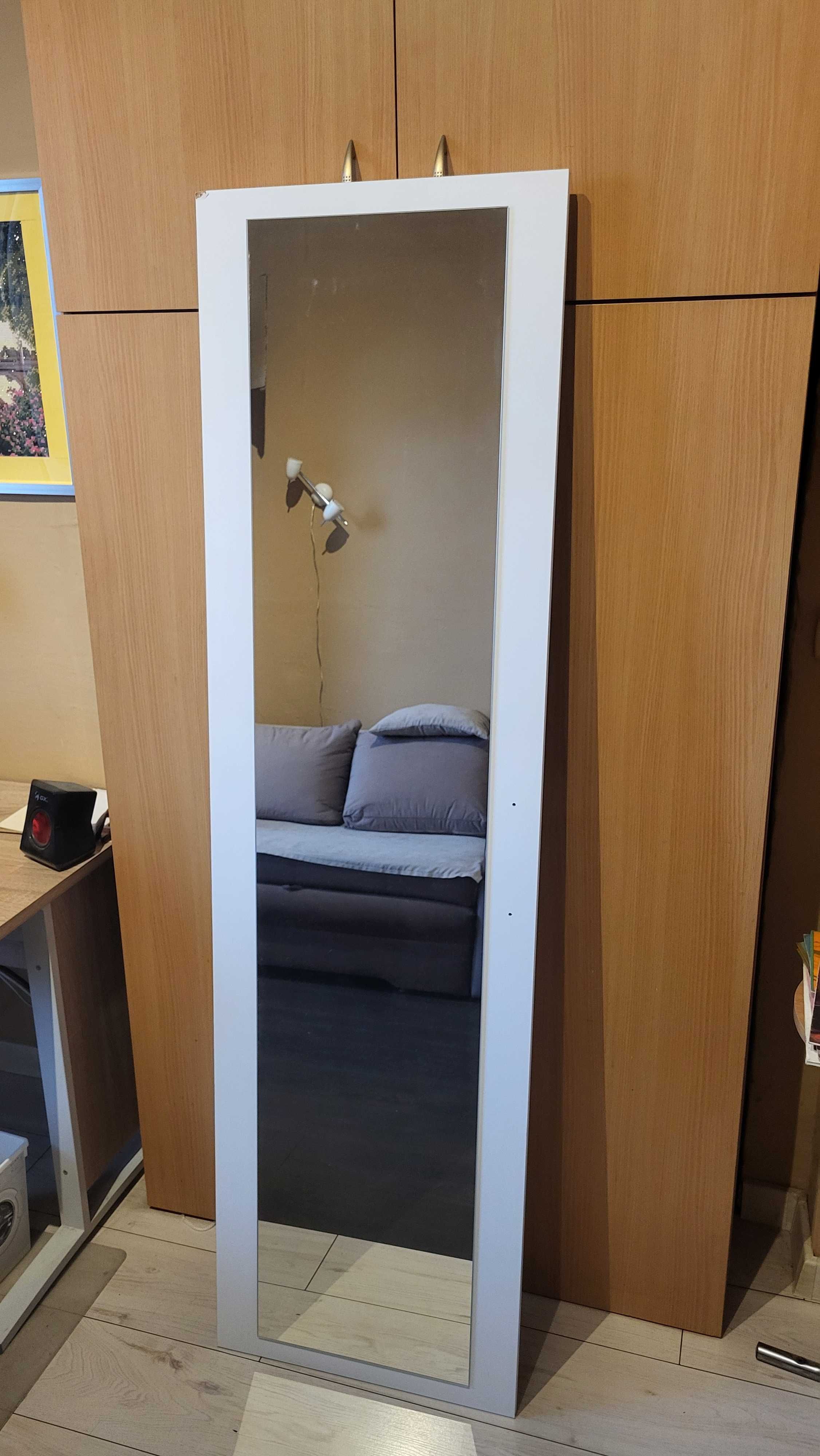 Drzwi lustro. Lustrzane drzwi? Prawie. Drzwi od szafy.