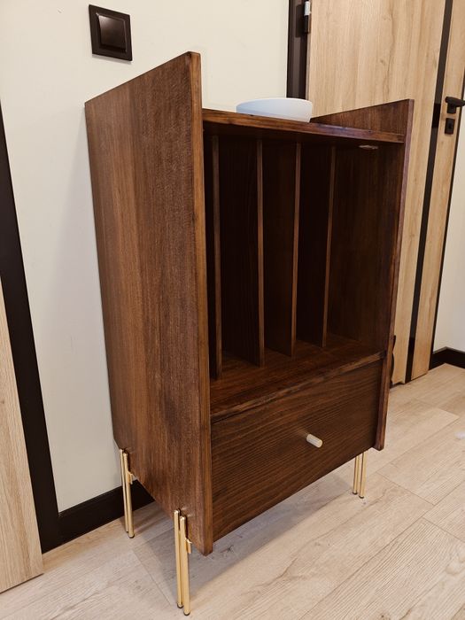 Szafka gramofonowa vintage – odnowiona, stylowa, funkcjonalna