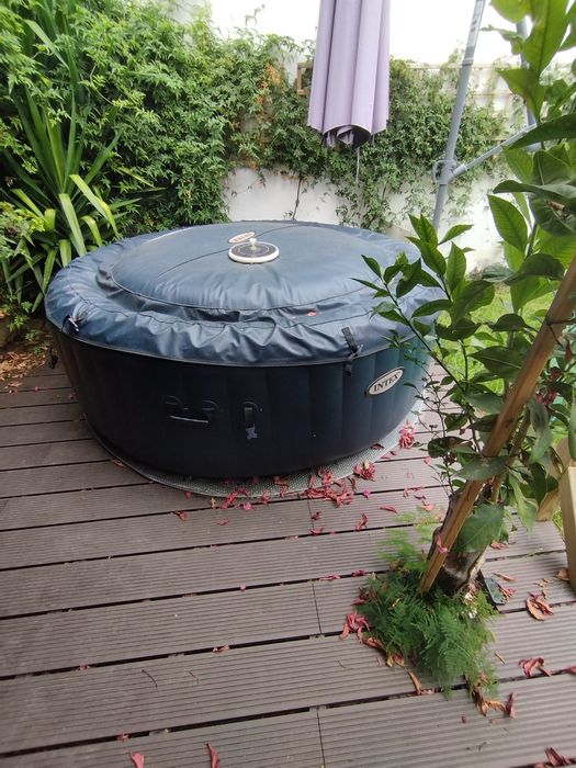 Jacuzzi funciona perfectamente 
como novo a funcionar perfeitamente.