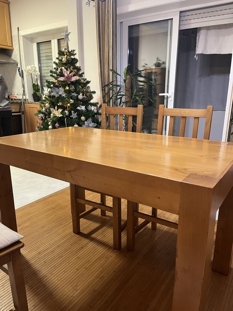 Mesa de Madeira com cadeiras