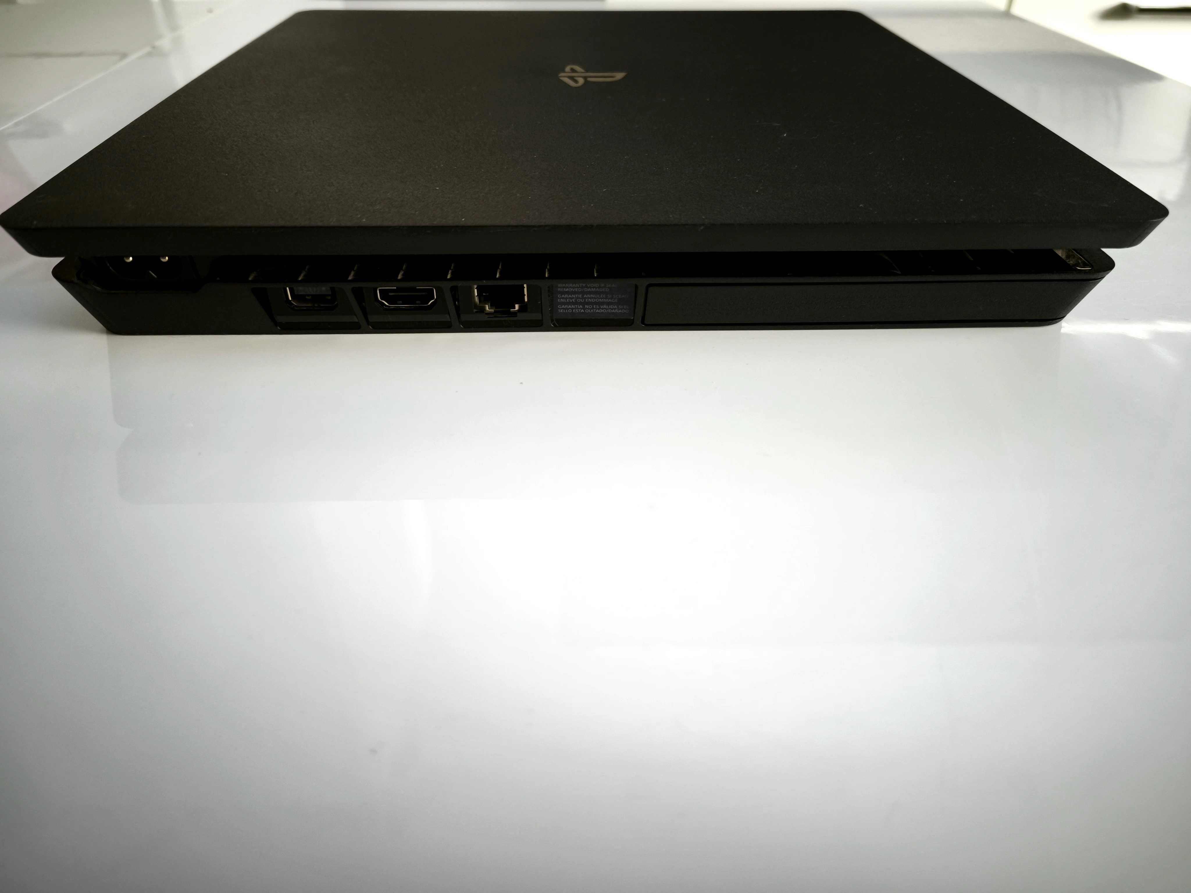 PlayStation 4 slim + 3 gry