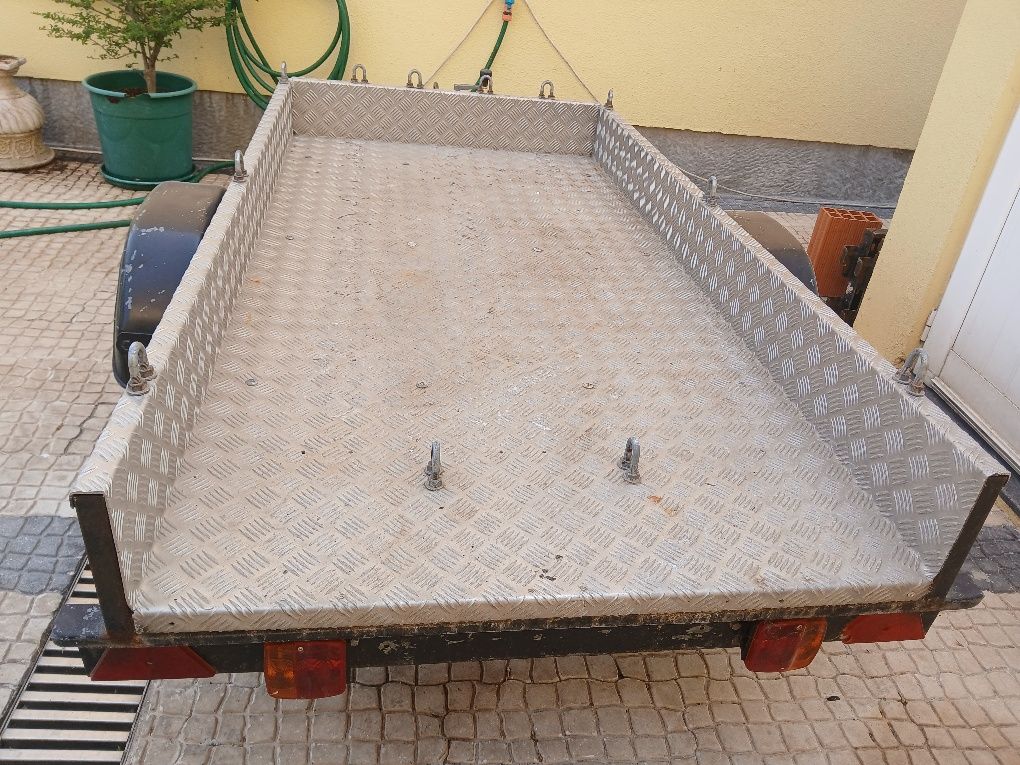 Atrelado em chapa de alumínio basculante