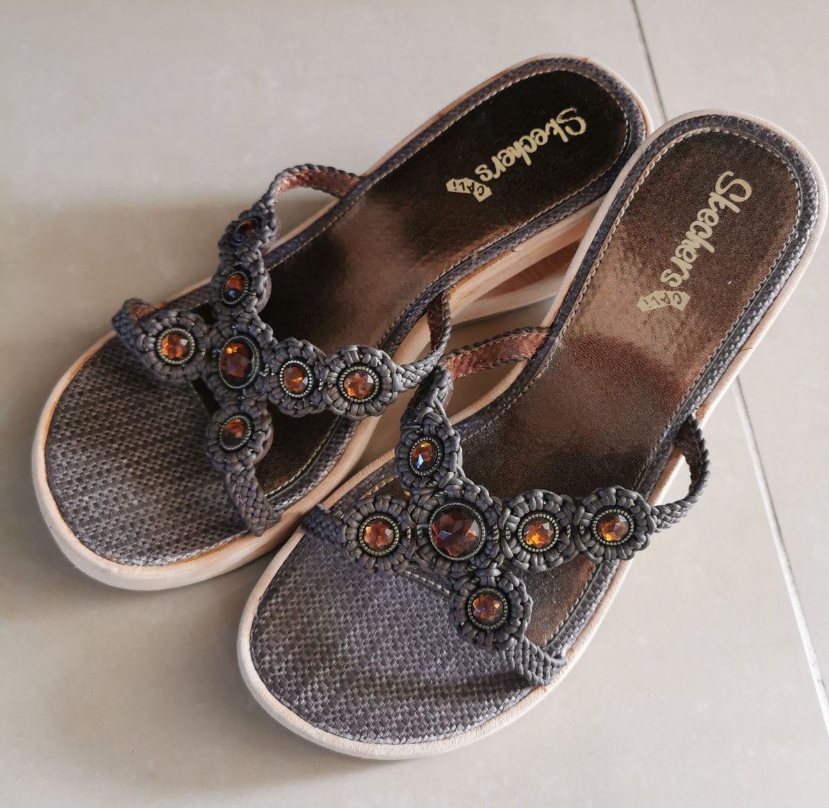 Klapki na koturnie Skechers, r. 40