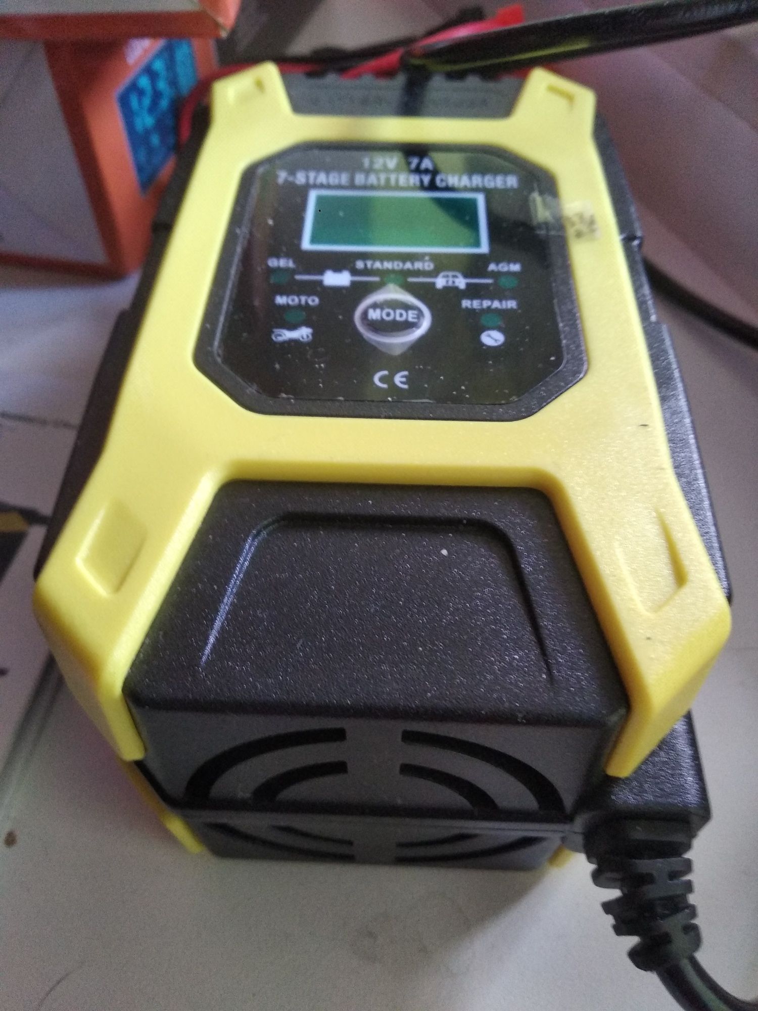 Зарядное устройство акумулятора 12V 7A 7програм зарядки